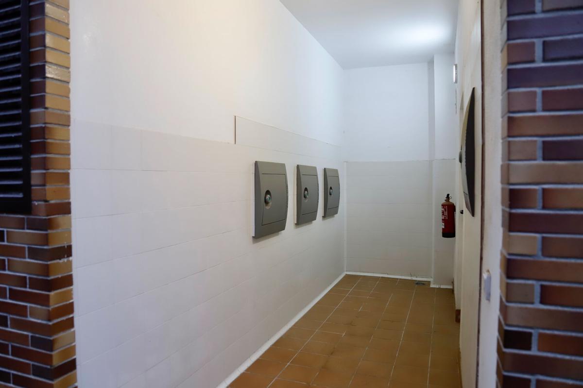 Cuarto con los buzones de la recogida neumática de basura en un edificio de viviendas de Córdoba.