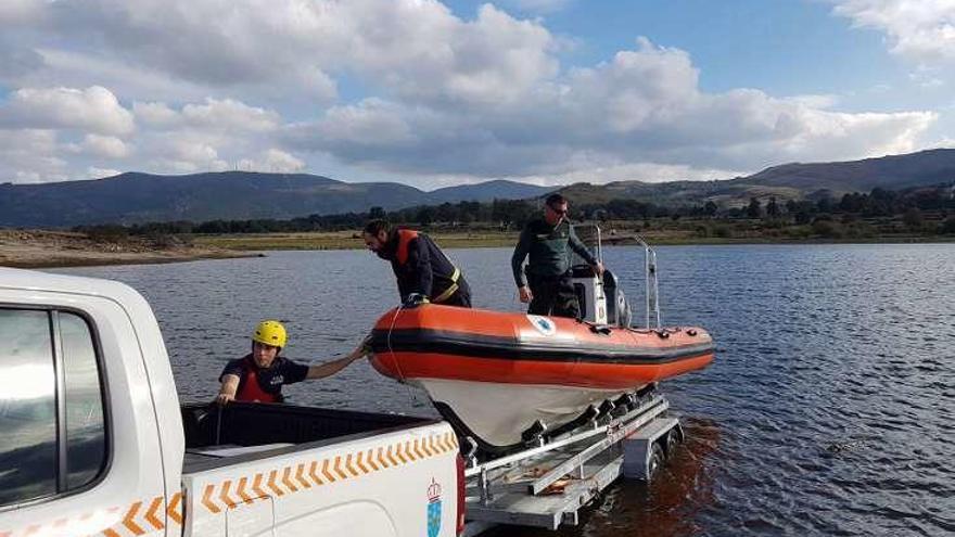 Efectivos durante la búsqueda en el embalse. // FdV