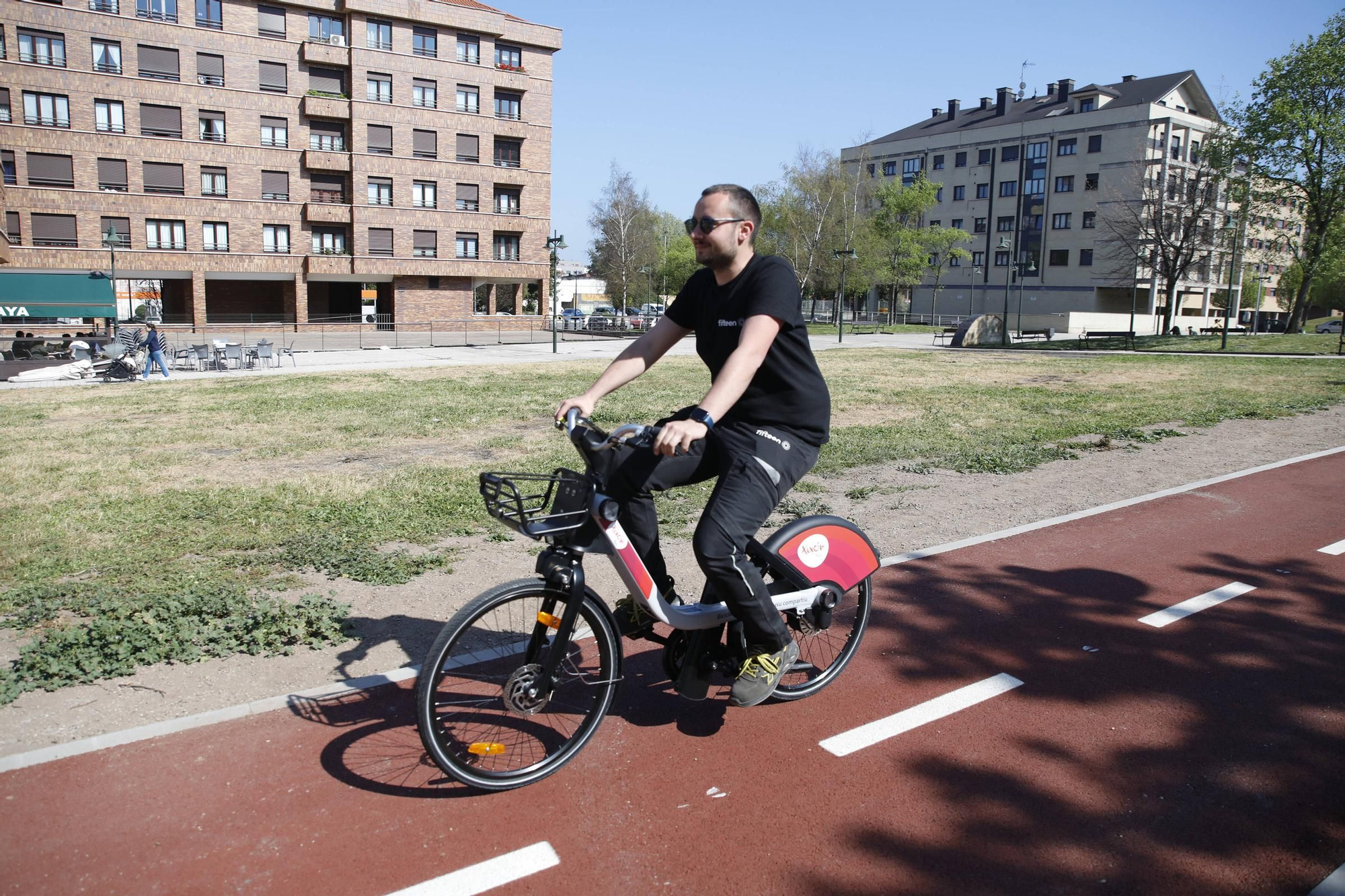 En imágenes: Arranca la instalación de las nuevas estaciones de la red de bicicletas eléctricas en Gijón