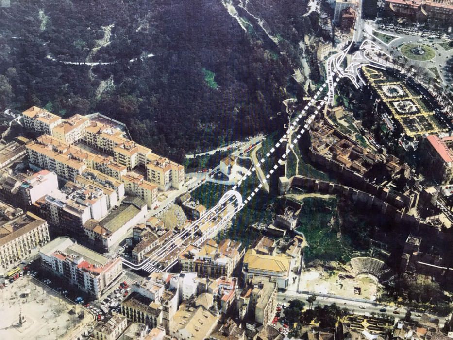 Vista aérea del Centro Histórico antes  de las obras del túnel, con las manzanas de casas que hubo que expropiar y la calle Alcazabilla, todavía con tráfico.