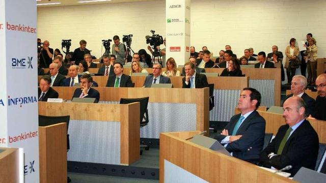 Ramón Cuiña (2º por la izda. en la 2ª fila), durante el acto clausurado por De Guindos (1º por la dcha.).