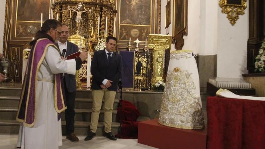 La Virgen de la Paz recibe una saya donada por sus costaleros