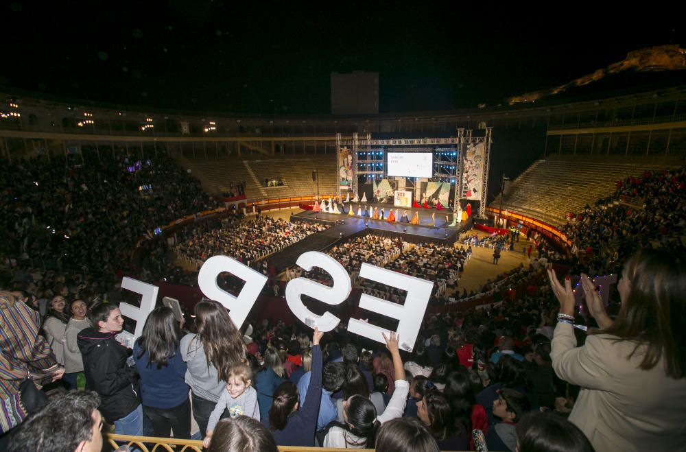 La gala «Sons de juny», que culminó con la elección de Isabel Bartual y de sus damas, fue presenciada por las nueva corte infantil encabezada por Noelia Vinal desde el palco.