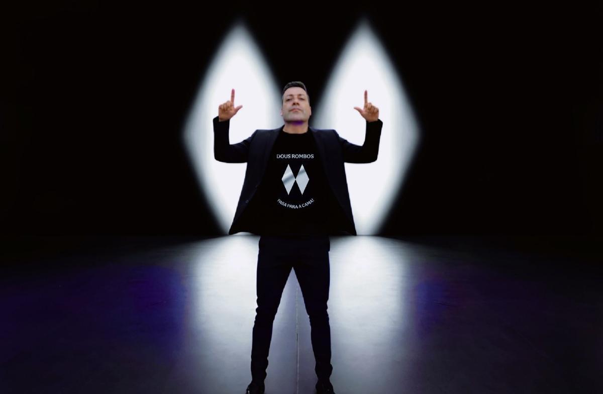 Sergio Alba trae o sábado a Cee o monólogo 'Dous rombos... Pasa para a cama!'.