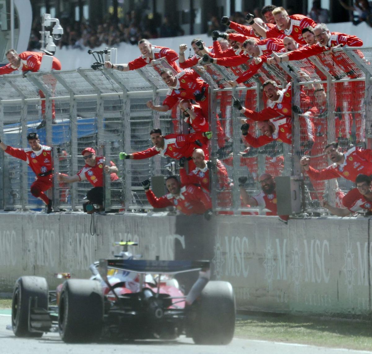 Hamilton fa història amb Ferrari i enamora Barcelona