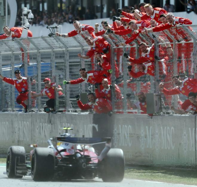 Hamilton fa història amb Ferrari i enamora Barcelona