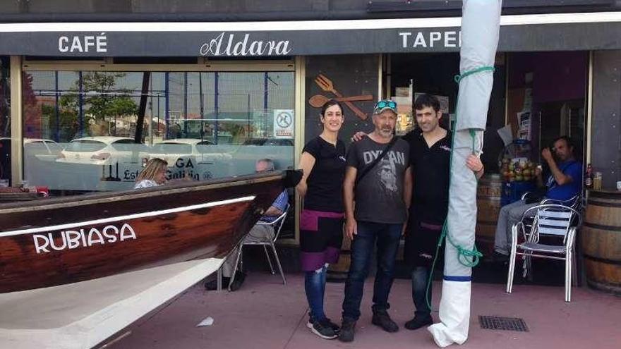 La entrega de una vela donada por la cafetería Aldara. // Muñiz