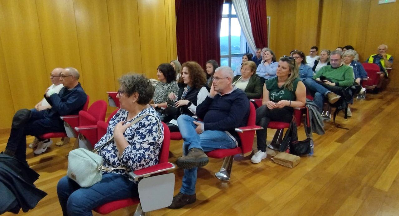 El acto de presentación de «As trobadoras silenciadas», segundo poemario de la viguesa Clara Pino, con ilustraciones de la valguesa Ángeles Garrido.