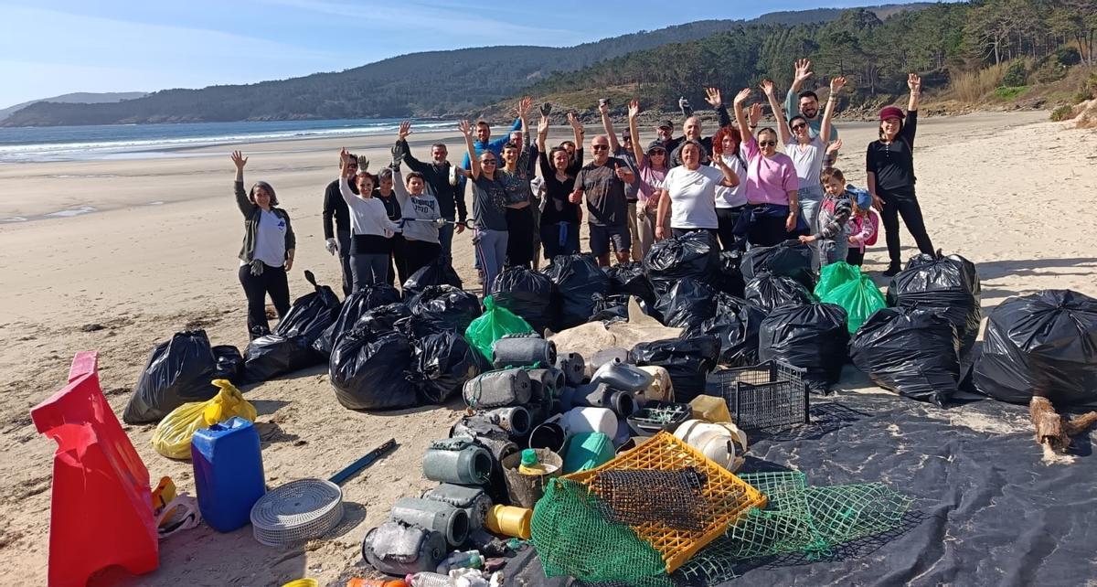 Voluntarios co lixo recollido na praia de Estorde, en Cee.