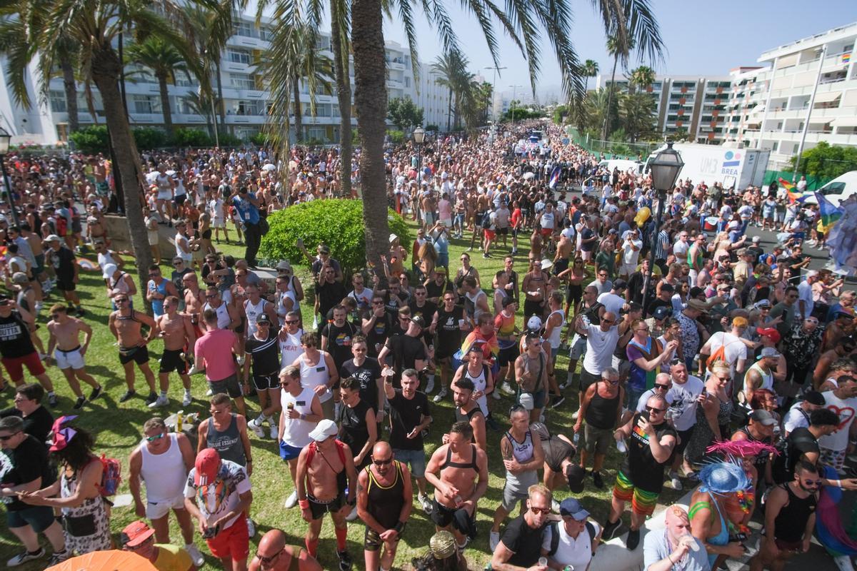 Cientos de personas participan en el desfile del Maspalomas Pride 2023.