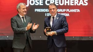 El alcalde Collboni entrega la Medalla de Oro de la Ciudad a José Creuheras, presidente del Grupo Planeta y Atresmedia.