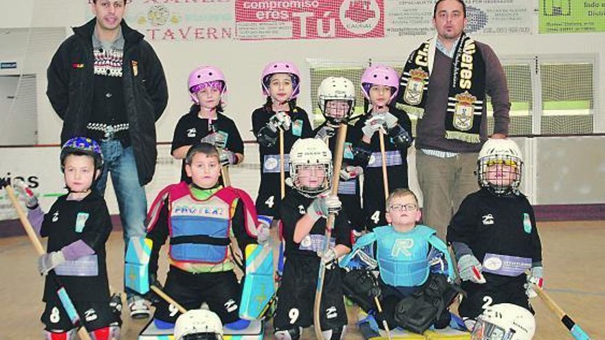 Equipo prebenjamín de la escuela que funciona en el pabellón Visiola Rollán dentro del programa «Mieres sobre ruedas».