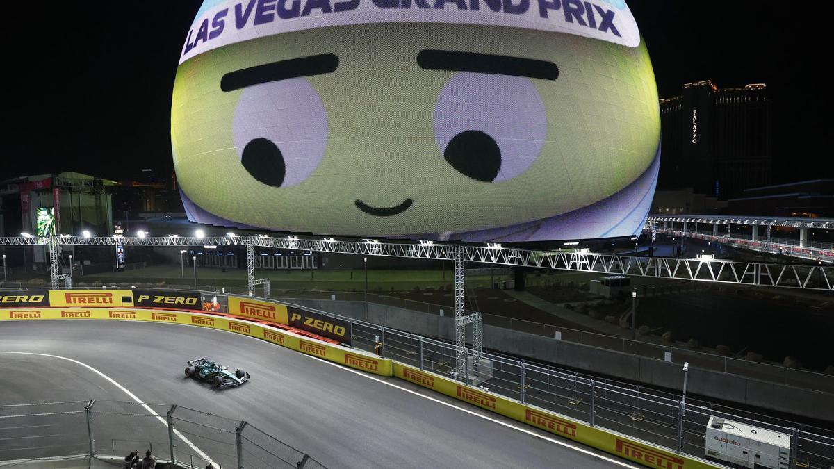 Interacción entre 'The Sphere', estadio esférico de música de Las Vegas, y el gran premio que se celebra en la ciudad estaounidense.