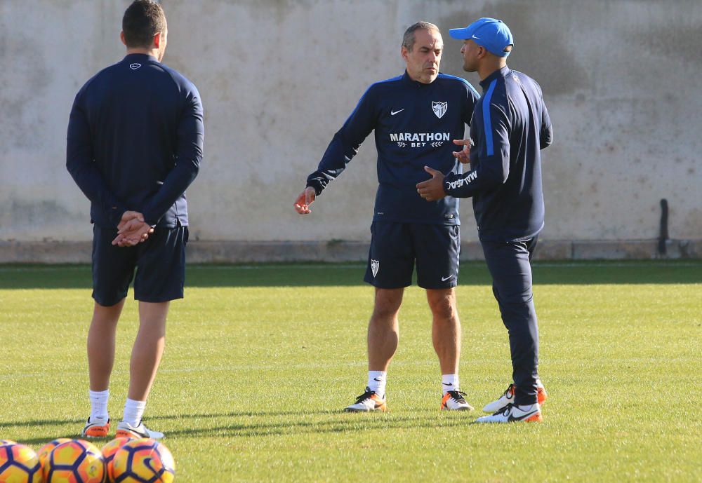 La primera plantilla, con la ausencia de Carlos Kameni y la visita del exmalaguista Juanmi, vuelve al trabajo tras las vacaciones de Navidad bajo las órdenes de Marcelo el ''Gato'' Romero.