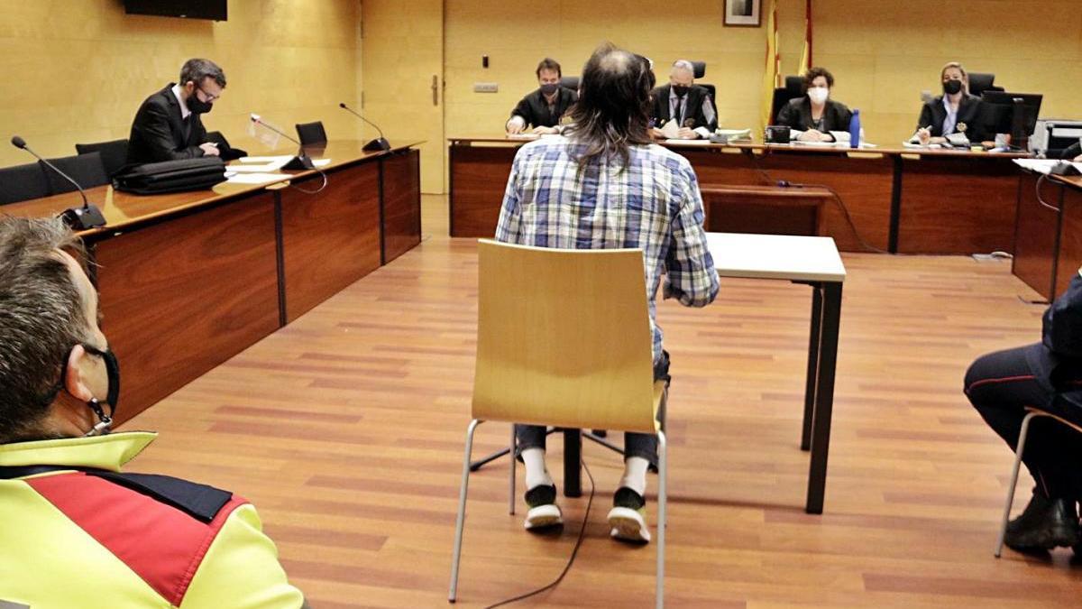 L&#039;acusat de violar i mossegar la parella durant el judici a l&#039;Audiència de Girona, ahir.