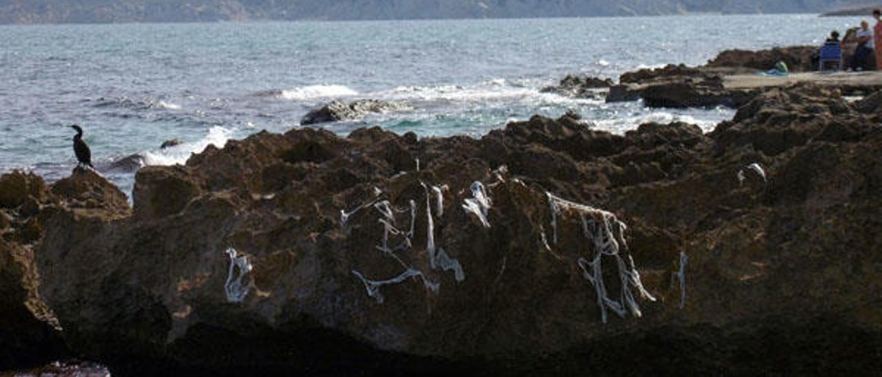 Las toallitas arrojadas al retrete ensucian ahora la playa del Ministre de Xàbia