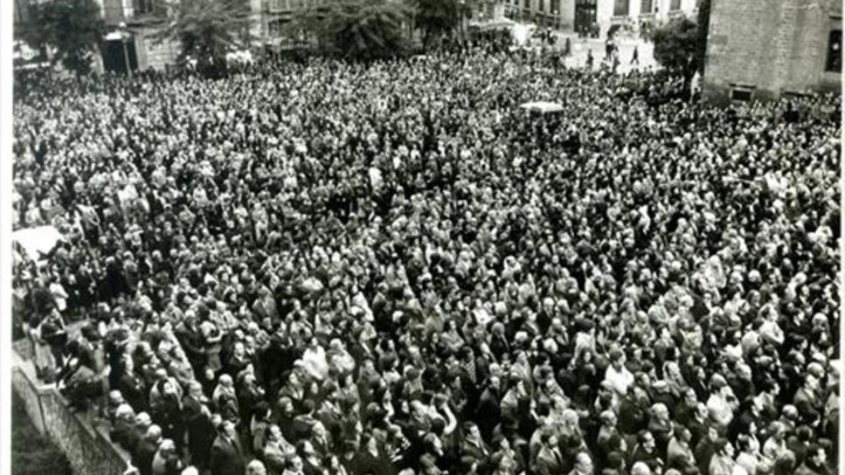 Multitudinario acto fúnebre por el dictador en Barcelona, en noviembre de 1975.
