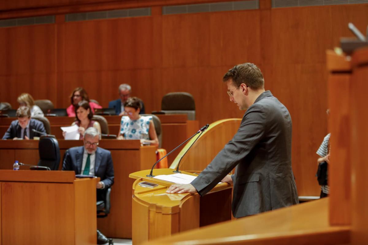 El portavoz de CHA, Jorge Pueyo, se dirige al presidente del Gobierno de Aragón, Jorge Azcón, en el pleno de este jueves.