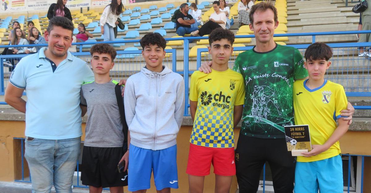 Infantiles y Cadetes de Monesterio recibieron trofeo como segundos clasificados