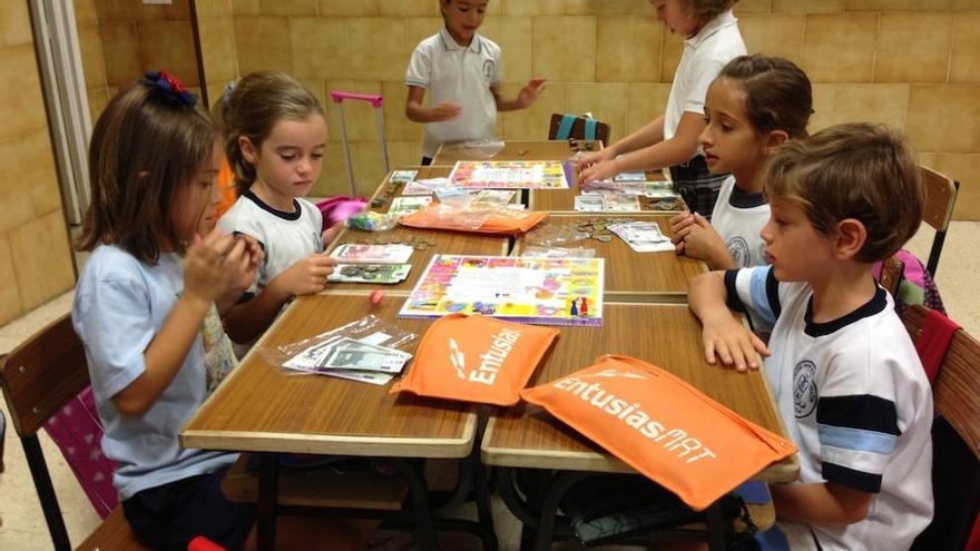 Un grupo de alumnos de Esclavas realiza una actividad matemática.