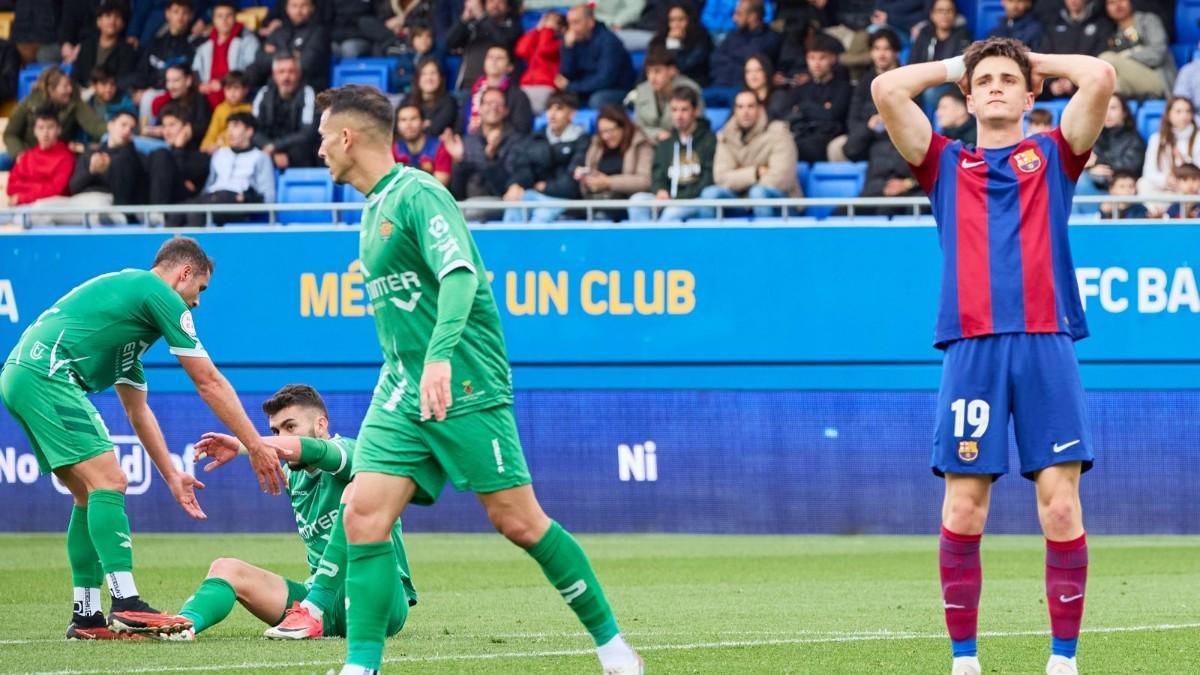 Pau Víctor se lamenta en una de las ocasiones en las que rozó el gol contra el Cornellà