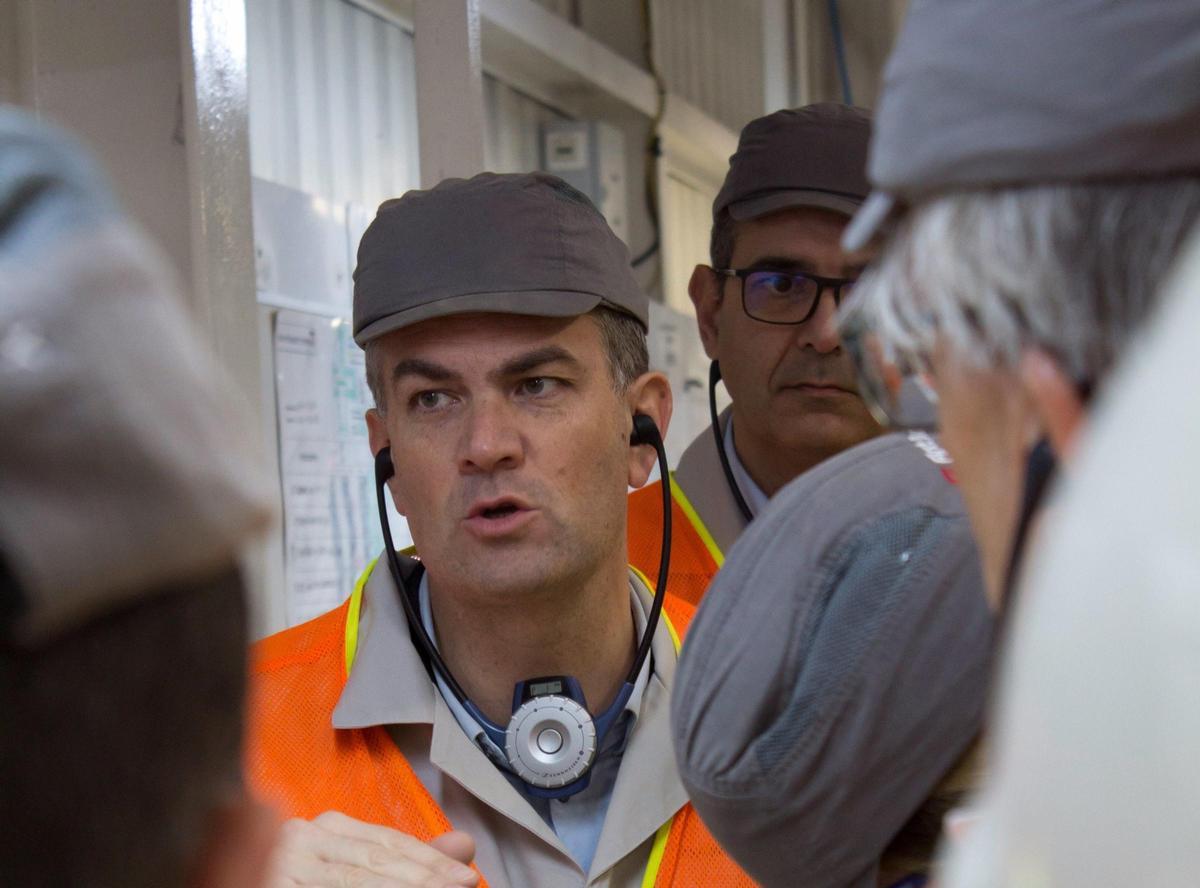 Maxime Picat, durante la visita a una planta en la época de PSA