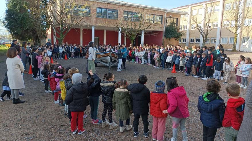 Uns 150 alumnos do Colexio Torre-Illa recibiron á dorna “Uxía” no patio do centro.