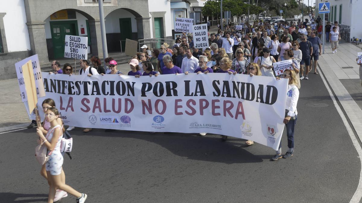 Manifiestación convocada por AFOL para exigir la puesta en marcha del búnker de radioterapia en Lanzarote.