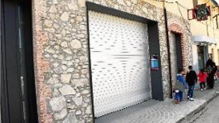 La farmàcia del carrer de la Verneda estava tancada ahir a mig matí.