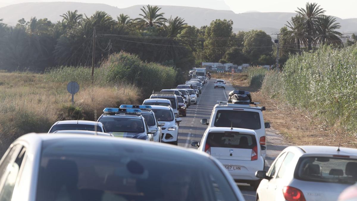 Aspecto que presenta en estos instantes el principal acceso a Arenales