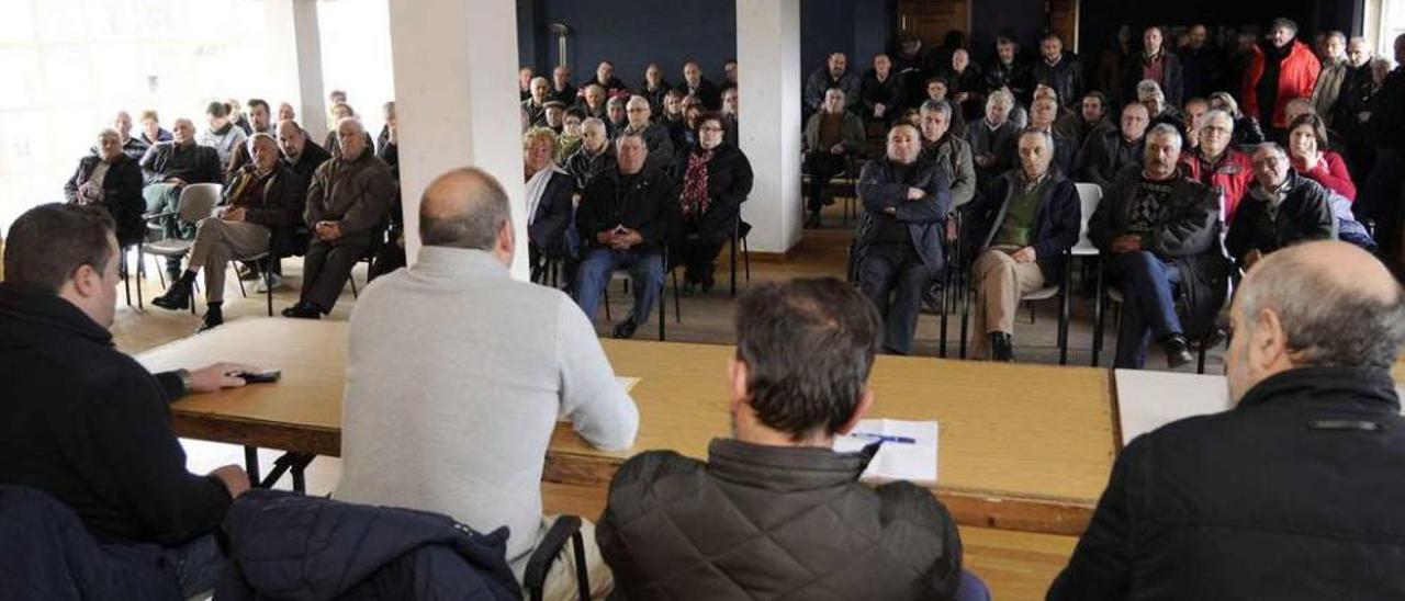 Reunión con personal de la firma responsable de la regularización junto a miembros del ejecutivo, ayer en Agolada. // Bernabé /Javier Lalín