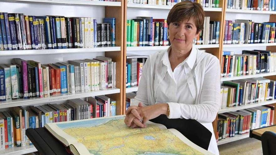 Fernanda Miguélez, directora del Instituto Universitario de Estudios Marítimos, en la biblioteca de Náutica.