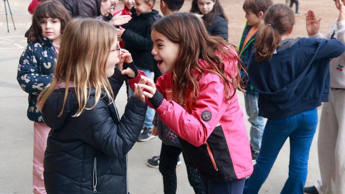 Infants de Torelló jugant al pati.