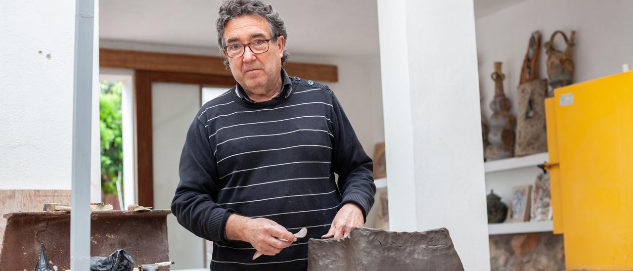 Antoni Ribas Costa, Toniet, en su taller de ceramista