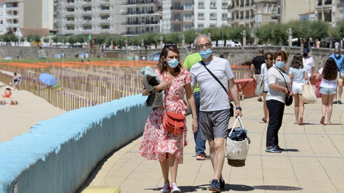 Paseantes en la playa de Silgar, en Sanxenxo. // Rafa Vázquez