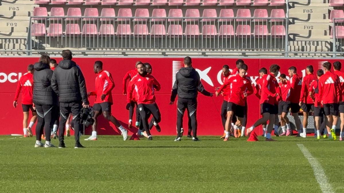 El Sevilla FC se ejercita en el campo 1 de la CD José Ramón Cisneros Palacios este jueves en la semana previa del derbi