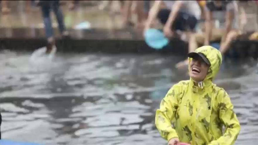 Los chinos de la etnia Dai celebran su Festival Anual de Salpicadura de Agua