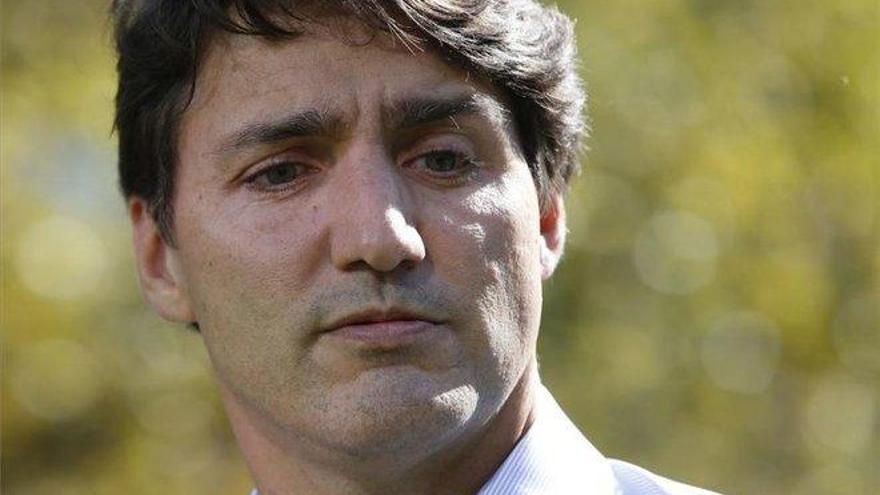 Trudeau se cae del pódium progresista gracias a su disfraz de Aladino