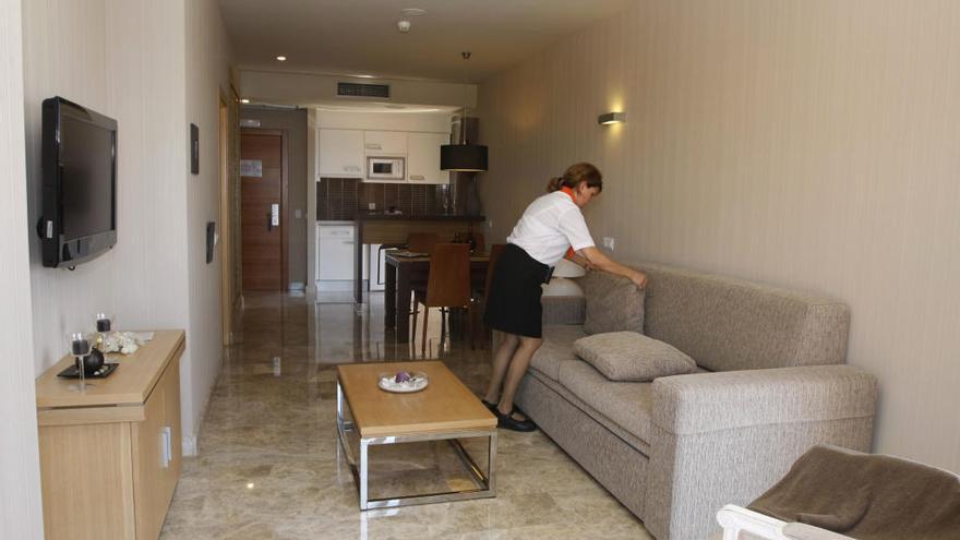 Una camarera de piso pone en orden una habitación en un hotel de la Costa del Sol.