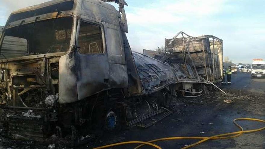 Un incendio que calcinó un camión obliga al corte de la autovía A-52 en Ourense, a la altura de A Gudiña
