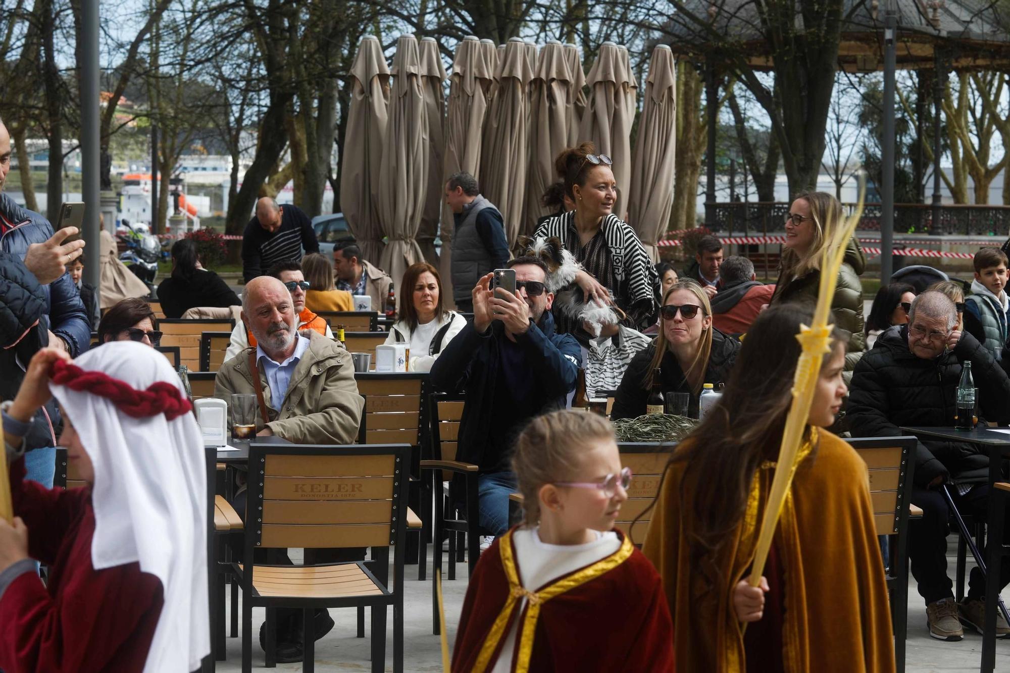 Multitudinaria bendición de ramos y procesión de La Borriquilla en Avilés