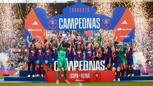 Las jugadoras del Barça festejan la Copa de la Reina que levanta Alexia Putellas, la capitana.