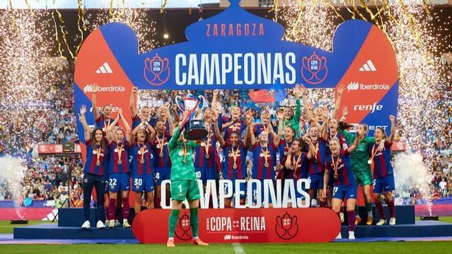 Las jugadoras del Barça festejan la Copa de la Reina que levanta Alexia Putellas, la capitana.
