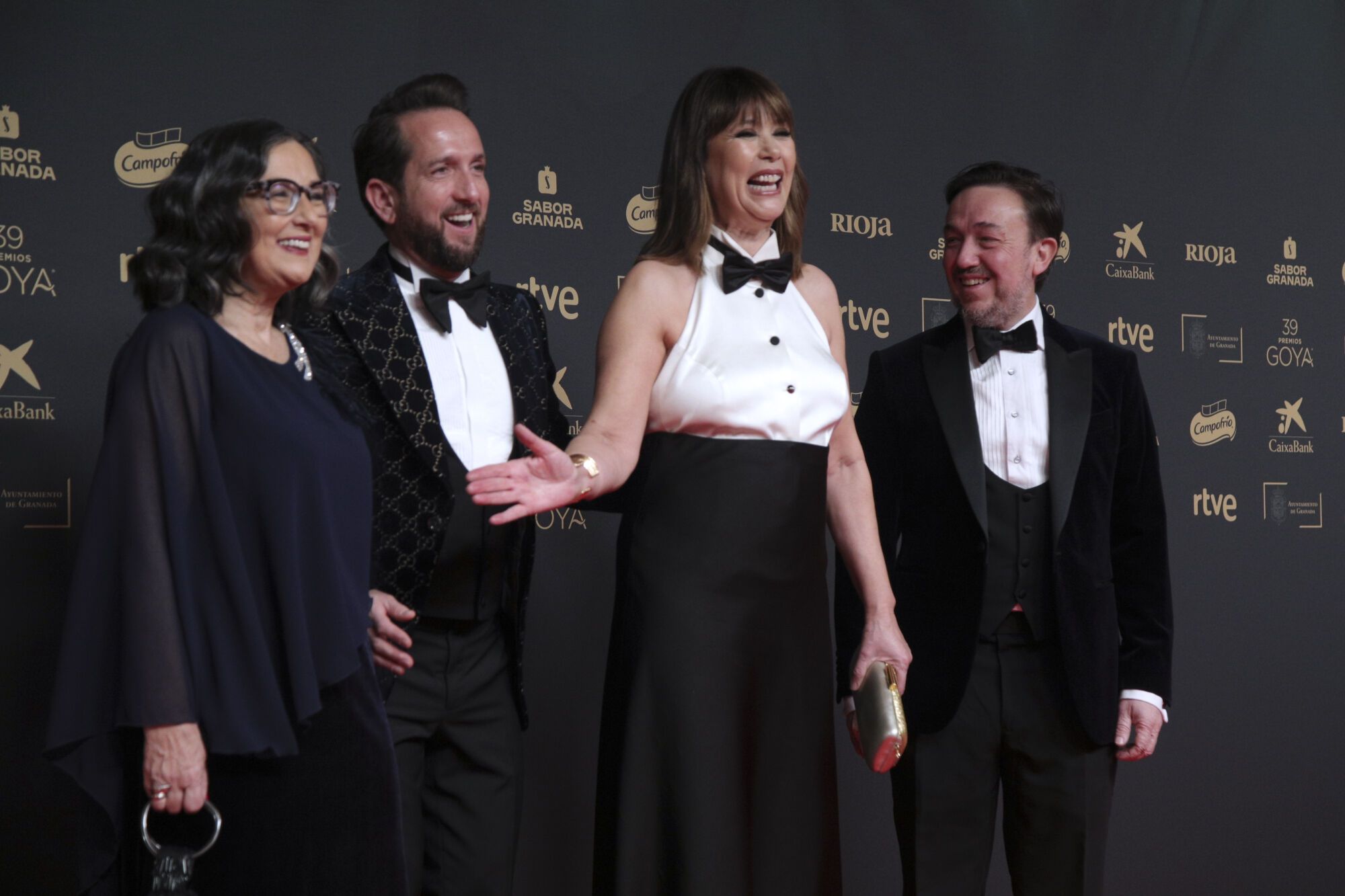 GRANADA, 08/02/2025.- Mabel Lozano y el equipo del corto "Lola, Lolita, Lolaza", nominado a los Premios Goya 2025 como Mejor Cortometraje de Animación, llegana la alfombra roja de la 39 edición de los Premios Goya de la Academia de Cine que se celebra este sábado en el Palacio de Congresos y Exposiciones de Granada. EFE/ Pepe Torres