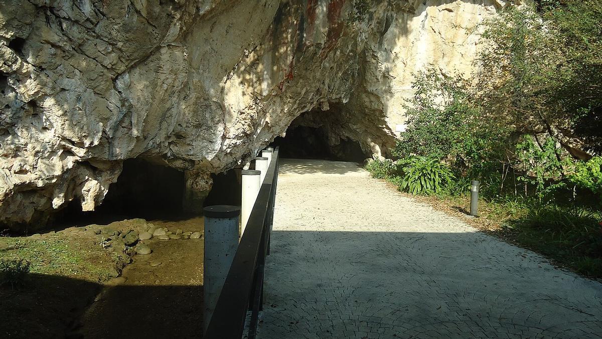 Entrada a la cueva de Tito Bustillo.