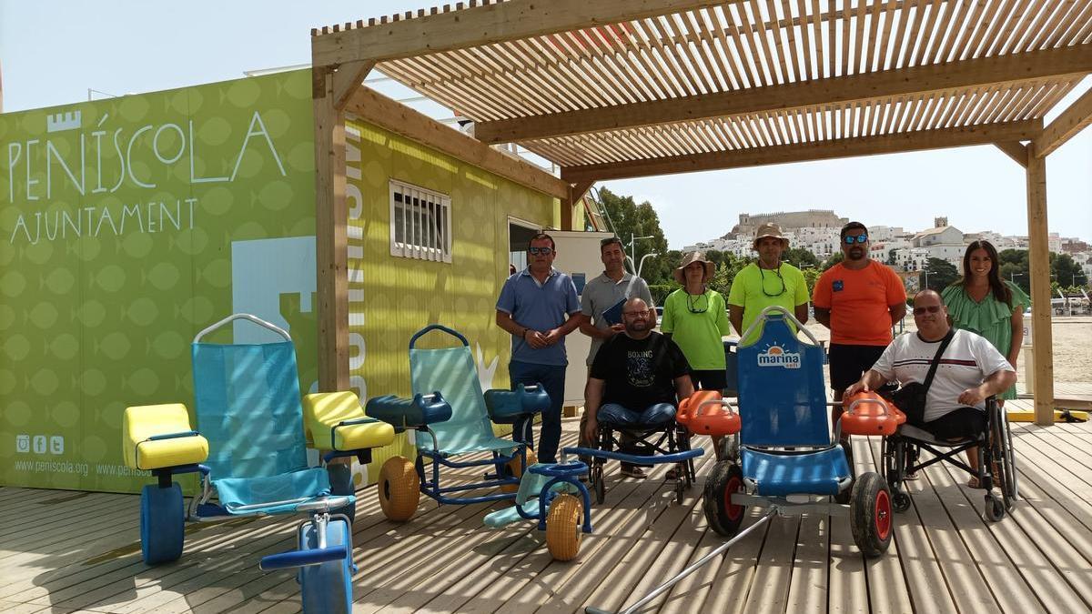 Martínez y París comprobaron el espacio de baño adaptado con representantes de Cocemfe.