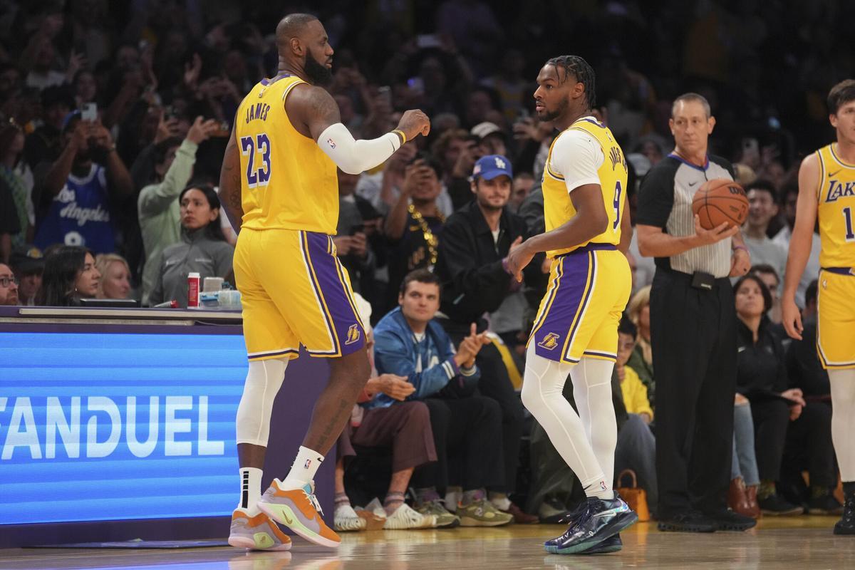 Bronny y Lebron James, en un partido con los Lakers