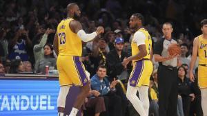 Bronny y Lebron James, en un partido con los Lakers