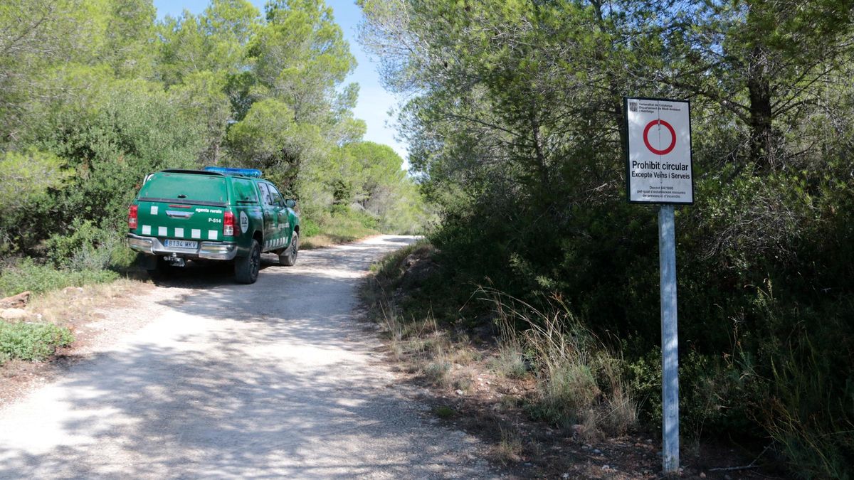 Un vehicle dels Agents Rurals, a l'entrada d'un dels accessos a l'espai natural de les Muntanyes Tivissa-Vandellòs, al terme municipal de Mont-roig del Camp.