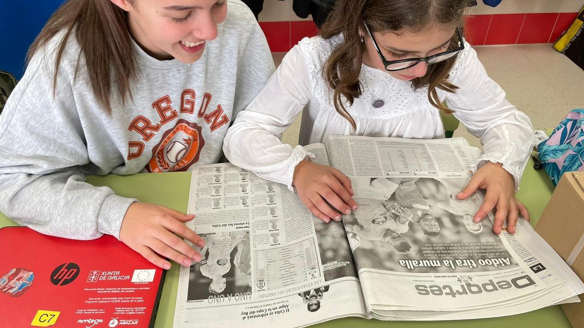 Los alumnos del Antonio Palacios trabajan el periódico en el aula.